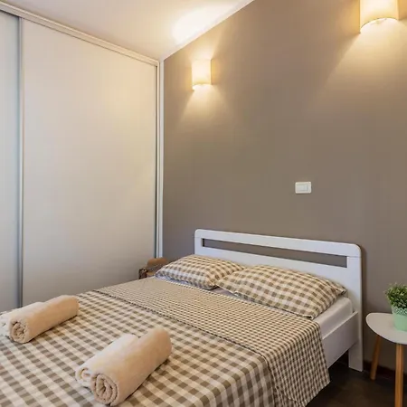 Apartment In With Kitchen Pula