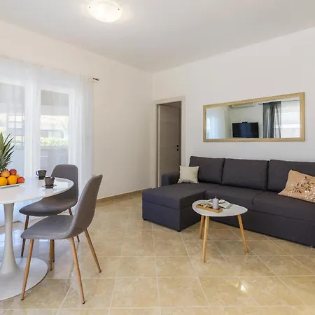 Apartment In With Kitchen Pula