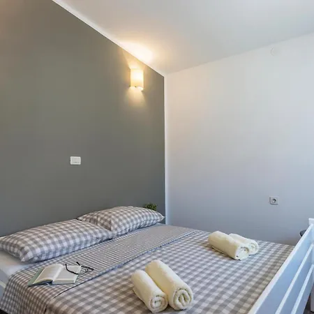 Apartment In With Kitchen *