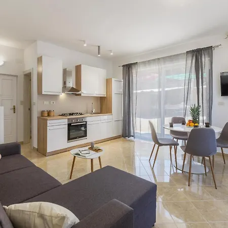 Apartmán Lovely In With Swimming Pool