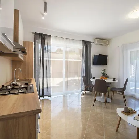 Apartmán Lovely In With Swimming Pool