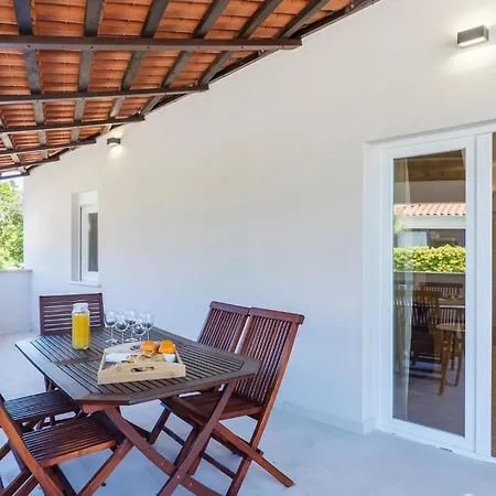 Apartmán Lovely In With Swimming Pool Pula