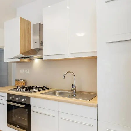 In With Kitchen Pula