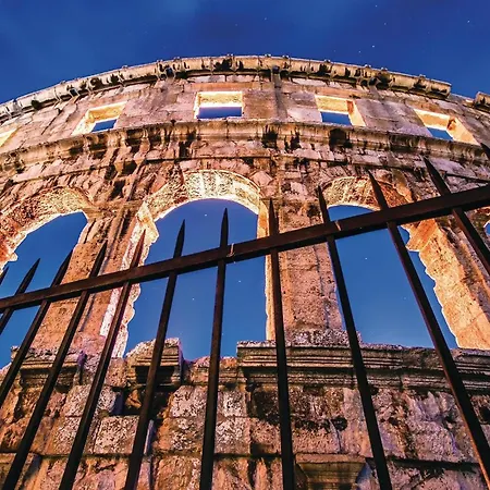 Apartmán Lovely In With Swimming Pool