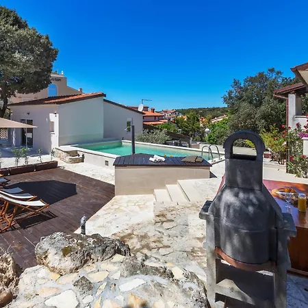 Apartmán Lovely In With Swimming Pool
