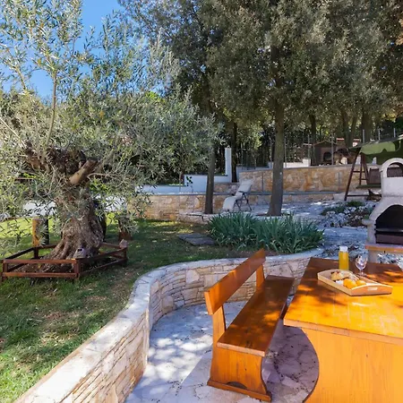 Apartmán Lovely In With Swimming Pool