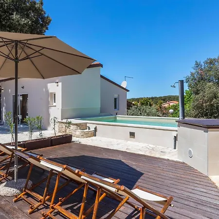 Lovely In With Swimming Pool Pula